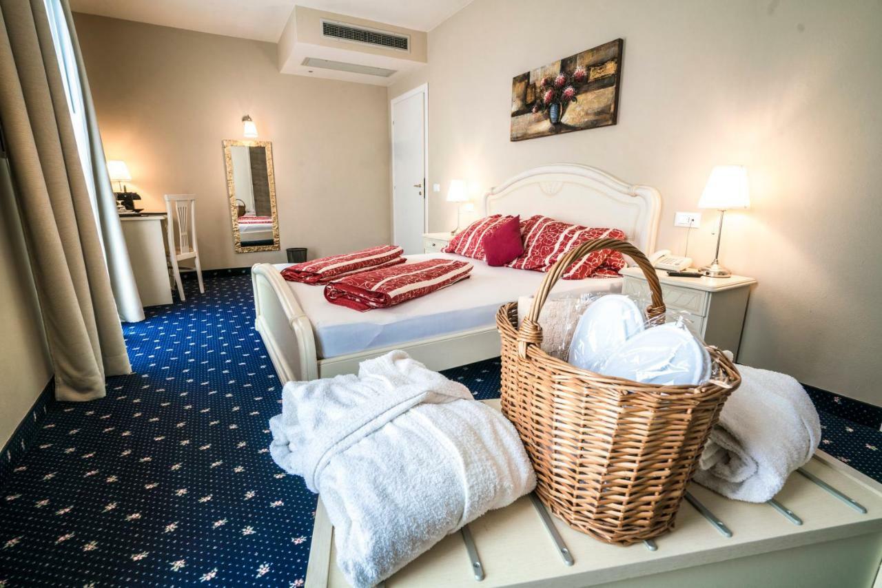 Borgo Dei Poeti Romantik Hotel Manerba del Garda Zewnętrze zdjęcie